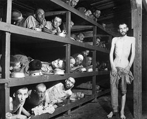 Supravietuitori ai Holocaustului, in ziua eliberarii din lagarul Buchenwald de catre trupele americane. Al saptelea, in cel de-al doilea rand de jos este Elie Wiesel, evreu din Romania (Transilvania de Nord), laureat al Premiului Nobel pentru Pace.