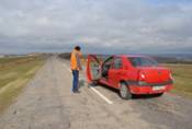 INAINTE, MARS! Oprite la baza dealului, masinile pornesc singure din loc. La inceput autovehiculul se clinteste usor, iar apoi prinde viteza, pana cand soferul e nevoit sa sara in masina ca sa puna frana. Click pe fotografie pentru a vedea mai multe imagini.