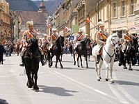 Un dfil de plusieurs juni derrire l'glise Noire en 2006.