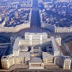 Le palais du Parlement et le boulevard Unirii.